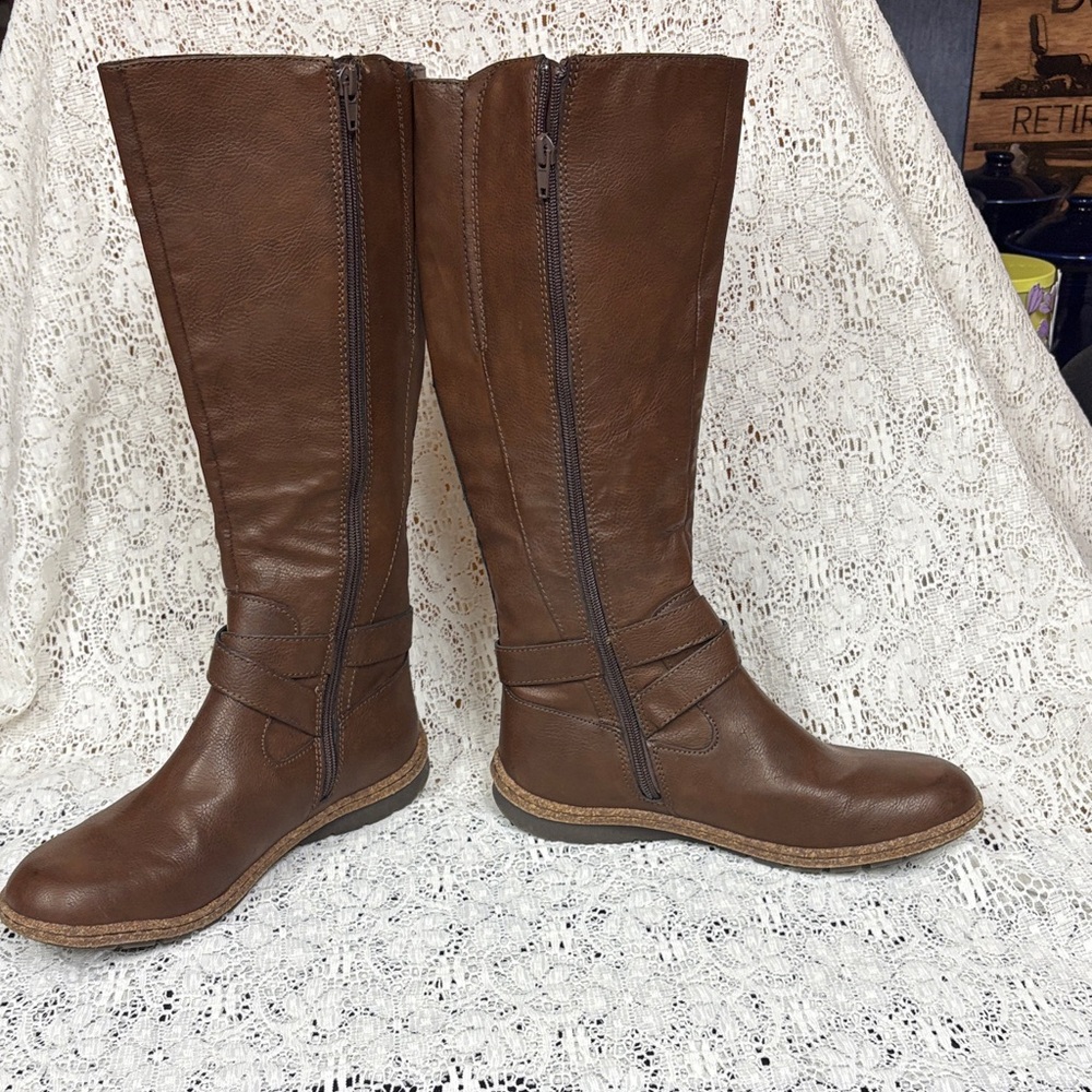 boc Classic Brown Heeled Boots - Picture 2 of 6